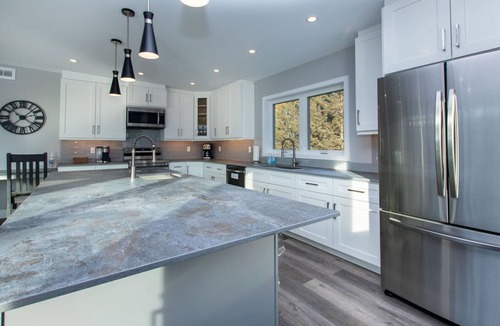 The Blue Mountains Ski Chalet | High-Tech Mountain Luxury, Fitness, Hot Tub & BBQ
