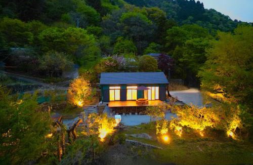 Yamakita Villa | HighLand 伊豆大島箱根連峰を望む高級貸切ヴィラサウナ大型ウッドデッキ薪ストーブ完備