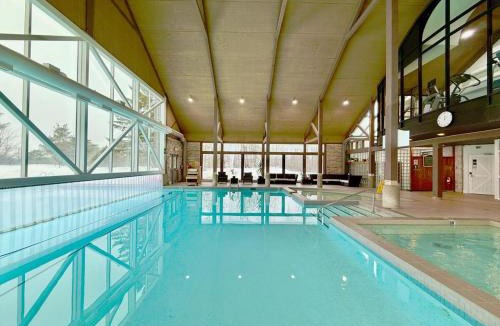 Oro-Medonte Apartment | Highland Hideaway 2BR Condo Pool & Spa Daily