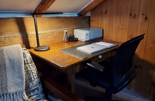 Georgian Bluffs Cabin | Hindman House: Quiet restful all-season rural retreat
