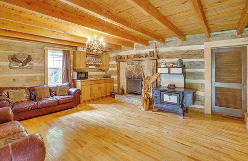 Seneca Rocks Cabin | Historic Cabin Retreat ~ 2 Mi to Seneca Rocks!