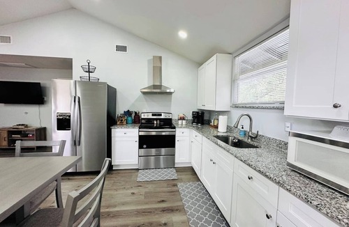 Dixieland Apartment | Historic Carriage House Apt-Guest Favorite!