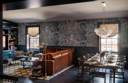 Old City House | Historic Diplomat Suite w Parking - The Envoy