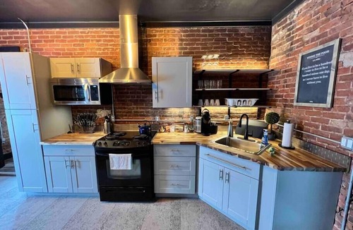 Bellefonte Apartment | Historic, Stylish Getaway 2 blocks from Waterfront