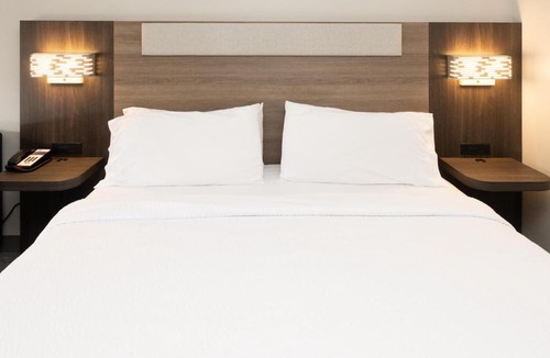 Westampton Hotel | Holiday Inn Express & Suites Burlington - Mount Holly by IHG