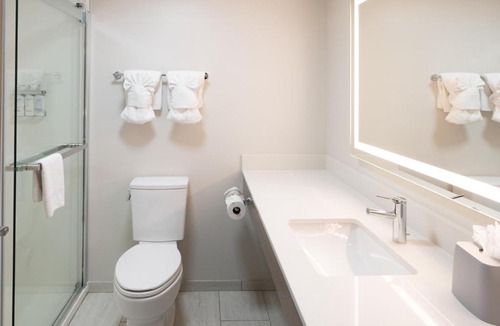 Westampton Hotel | Holiday Inn Express & Suites Burlington - Mount Holly by IHG