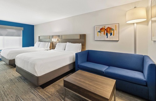 Kingmont Hotel | Holiday Inn Express and Suites Fairmont by IHG