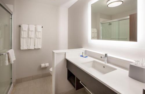 Saint Thomas Hotel | Holiday Inn Express & Suites St Thomas