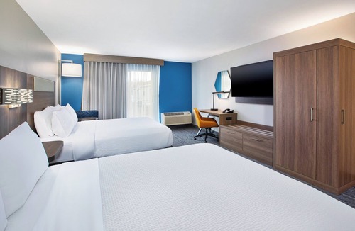 South Hills Hotel | Holiday Inn Express Hotel & Suites Pittsburgh Airport by IHG