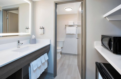 South Hills Hotel | Holiday Inn Express Hotel & Suites Pittsburgh Airport by IHG