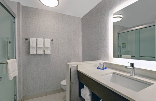 Kingston Hotel | Holiday Inn Express Kingston West by IHG