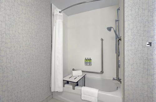Kingston Hotel | Holiday Inn Express - Kingston West by IHG