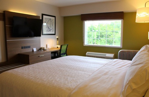 Delmont Hotel | Holiday Inn Express Murrysville - Delmont by IHG