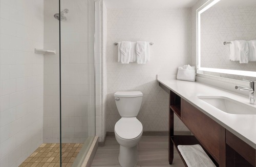 Old City Hotel | Holiday Inn Express Philadelphia - Penns Landing by IHG