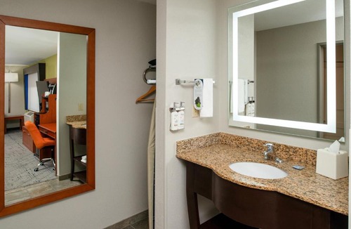 Farmington Hotel | Holiday Inn Express & Suites Farmington Bloomfield by IHG