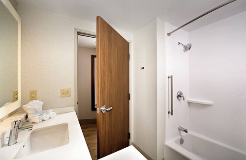 Altoona Hotel | Holiday Inn Express & Suites Altoona by IHG