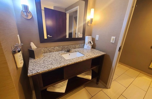 Utica Hotel | Holiday Inn Express & Suites Utica by IHG