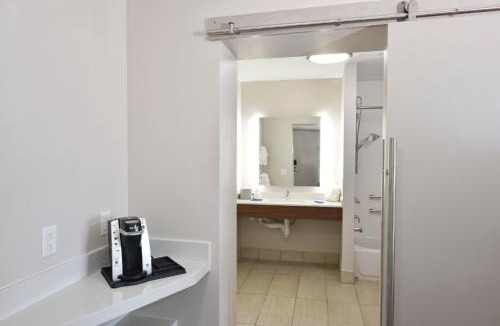 Southeast Orlando Hotel | Holiday Inn Express & Suites - Orlando - Southeast by IHG