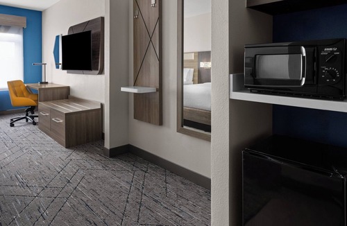 Lindbergh Lawns Hotel | Holiday Inn Express Syracuse Fairgrounds by IHG