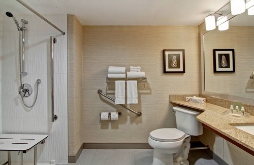 Oakville Hotel | Holiday Inn Oakville Centre by IHG