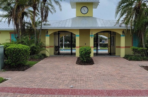 Ruskin Apartment | Home Paradise, Cozy guest suite in Ruskin POOLS HIGH SPEED WIFI BEACH MINUTES!