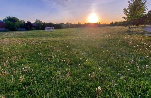 East Credit Apartment | Home Stay near the Airport