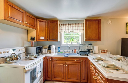 Mount Pleasant Mills Apartment | Honey Bee Farm On-Site: Susquehanna Valley Apt!