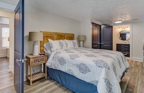 Lakeshore South House | Hospitals | River| Trendy-Chic Avondale Townhouse