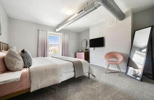 East Allegheny House | HostWise Stays - Free Parking, Highly Walkable, 2 Full bathrooms