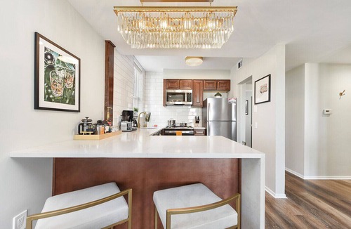 Mount Washington Apartment | ★ HostWise Stays ★ Grandview Ave - Private Balcony with Stunning Skyline Views!