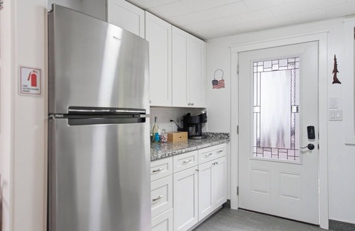 Hamilton House | Hot Tub, 5 min to Colgate, Sleeps 6, Welcome Wine