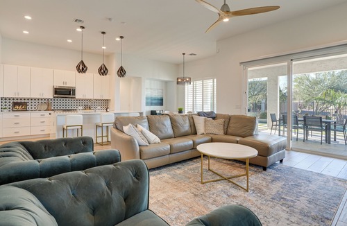 Palm Valley House | Hot Tub & Community Perks! Sleek Goodyear Retreat
