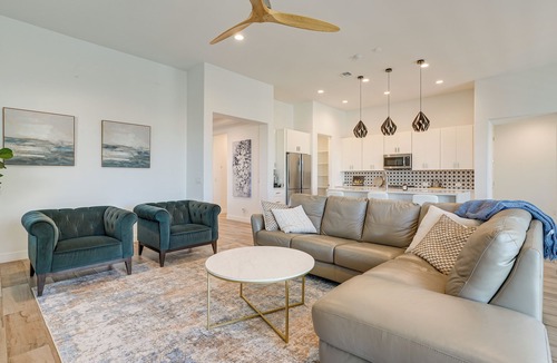 Palm Valley House | Hot Tub & Community Perks! Sleek Goodyear Retreat