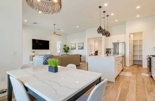 Palm Valley House | Hot Tub & Community Perks! Sleek Goodyear Retreat