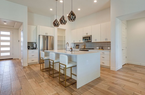 Palm Valley House | Hot Tub & Community Perks! Sleek Goodyear Retreat