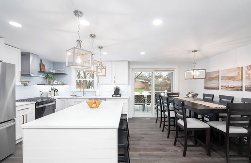 Cranberry Township House | Hot Tub, Fire Pit, 75” Smart Tv… Fully renovated house w/fully stocked kitchen!