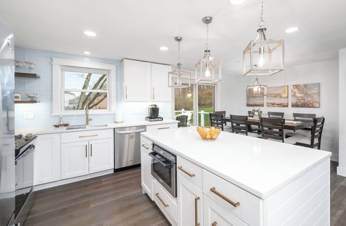 Cranberry Township House | Hot Tub, Fire Pit, 75” Smart Tv… Fully renovated house w/fully stocked kitchen!