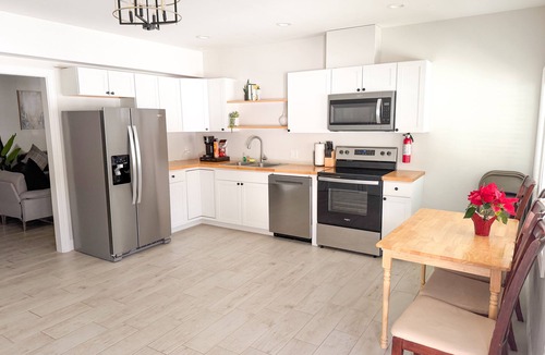 Fleming House | Hot Tub + Mtn Views 6BR 3BA ~15 Min to PSU