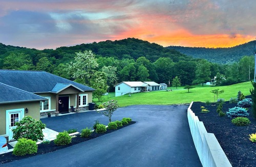 Fleming House | Hot Tub + Mtn Views 6BR 3BA ~15 Min to PSU