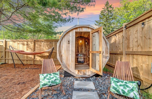 Town of Essex Cottage | Hot Tub, Sauna, King Bed, Outdoor Patio, Winery
