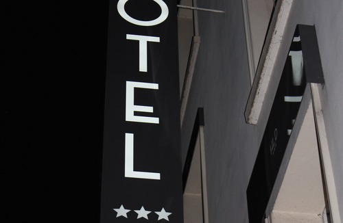 Puteaux Hotel | Hotel Dauphin