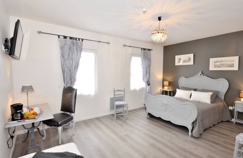 Les Puces de Saint-Ouen Hotel | Hotel de la Villa Biron