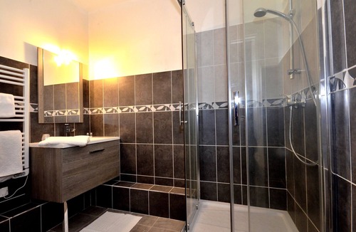 Les Puces de Saint-Ouen Hotel | Hotel de la Villa Biron