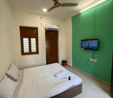 Goregaon West House | Hotel Omkar Regency AC Guest House Goregaon West
