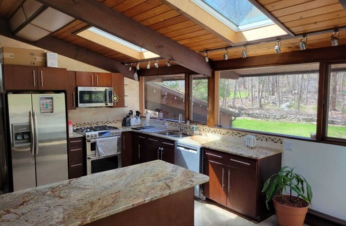 Carmel House | House in the woods at a stone’s throw from NYC