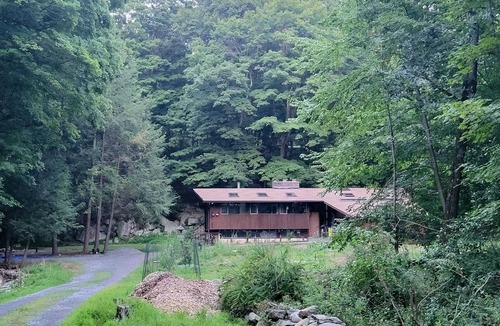 Carmel House | House in the woods at a stone’s throw from NYC