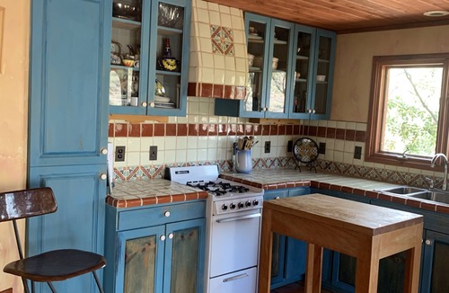 Red Dog Ranch Cottage | "House of light" 360' views saguaro forests, canyons, mesas & mountains