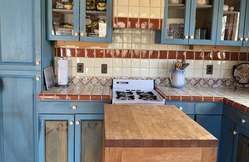 Red Dog Ranch Cottage | "House of light" 360' views saguaro forests, canyons, mesas & mountains