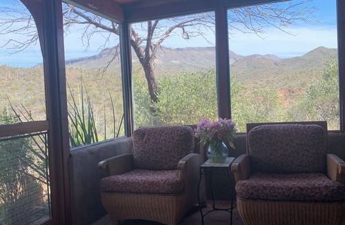 Red Dog Ranch Cottage | "House of light" 360' views saguaro forests, canyons, mesas & mountains