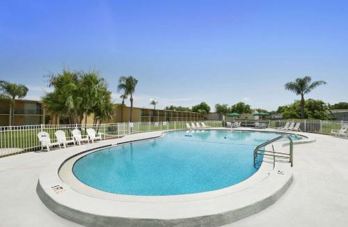 Winter Haven Hotel | Howard Johnson by Wyndham Winter Haven FL